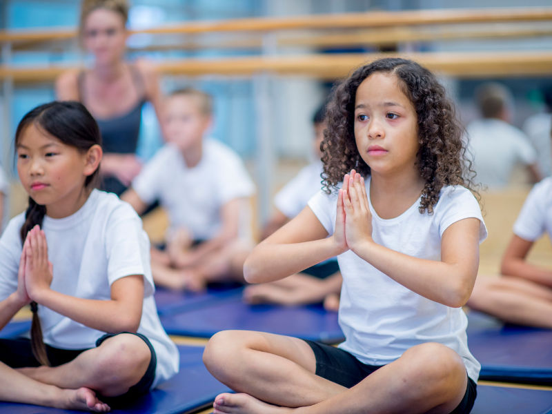 crianças em aula de yoga