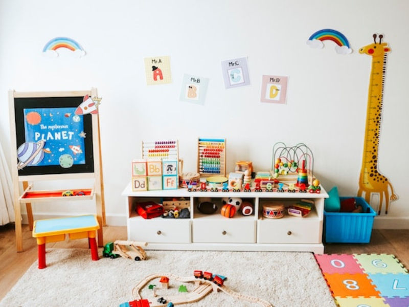 brinquedos usados como decoração no quarto infantil