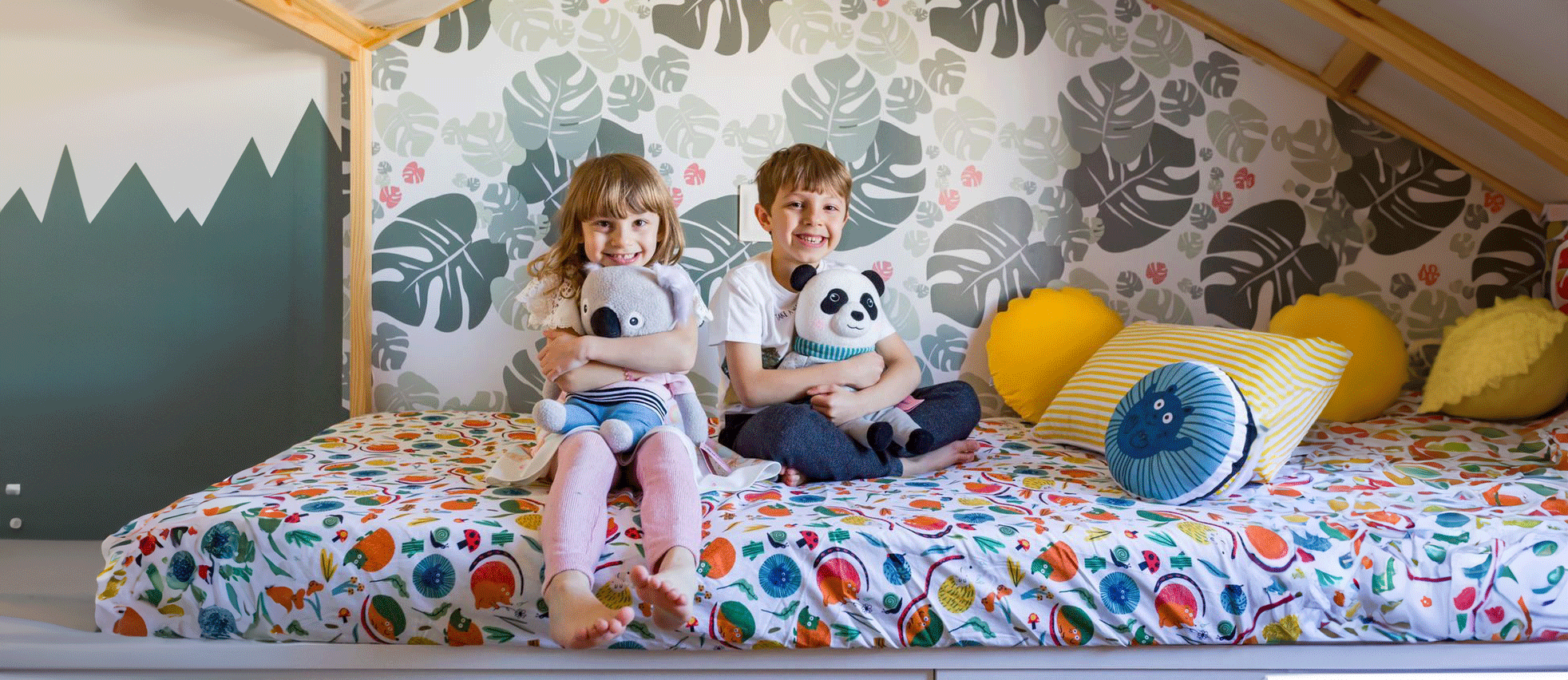 crianças gêmeas em quarto infantil decorado