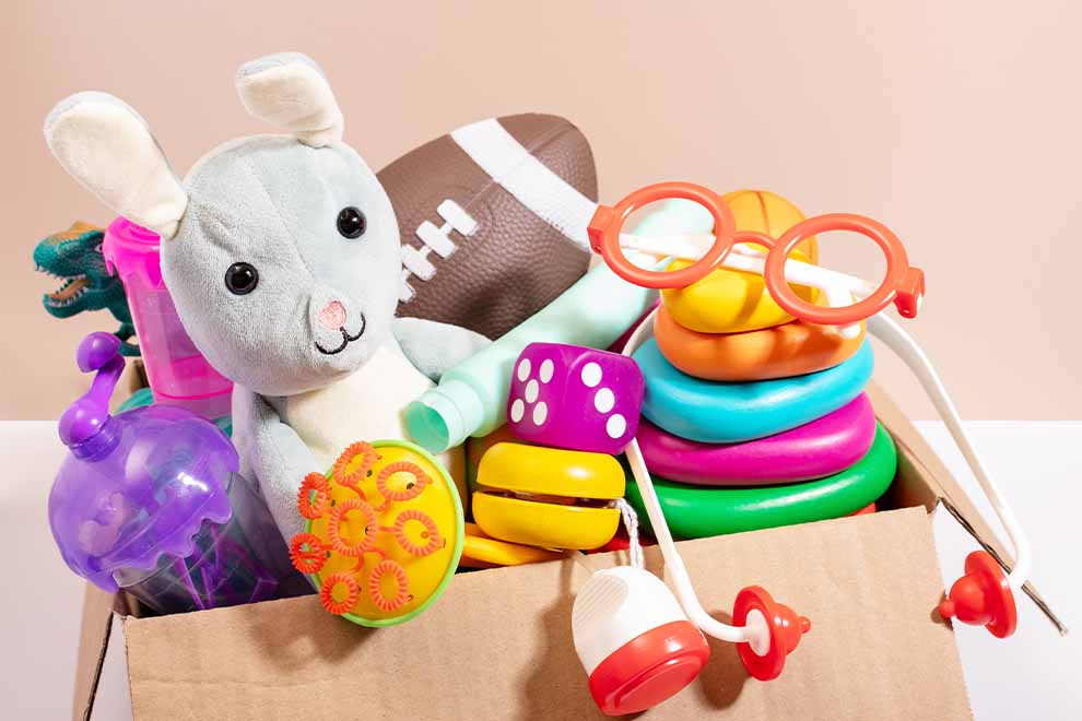 o que é brinquedo pedagógico uma caixa de papelão com vários brinquedos pedagógicos em cima de uma mesa branca