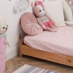 cama montessoriana infantil no quarto de menina