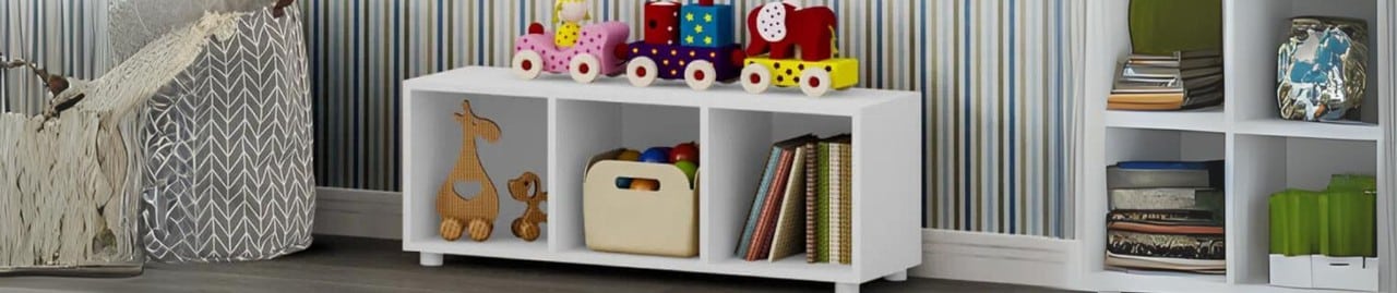 nicho de quarto infantil com livros e brinquedos montessorianos