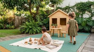 Dupla de meninas brincando em jardim com brinquedos de madeira