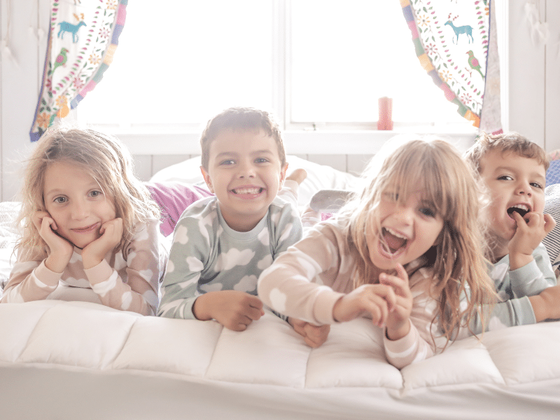 crianças felizes na festa do pijama