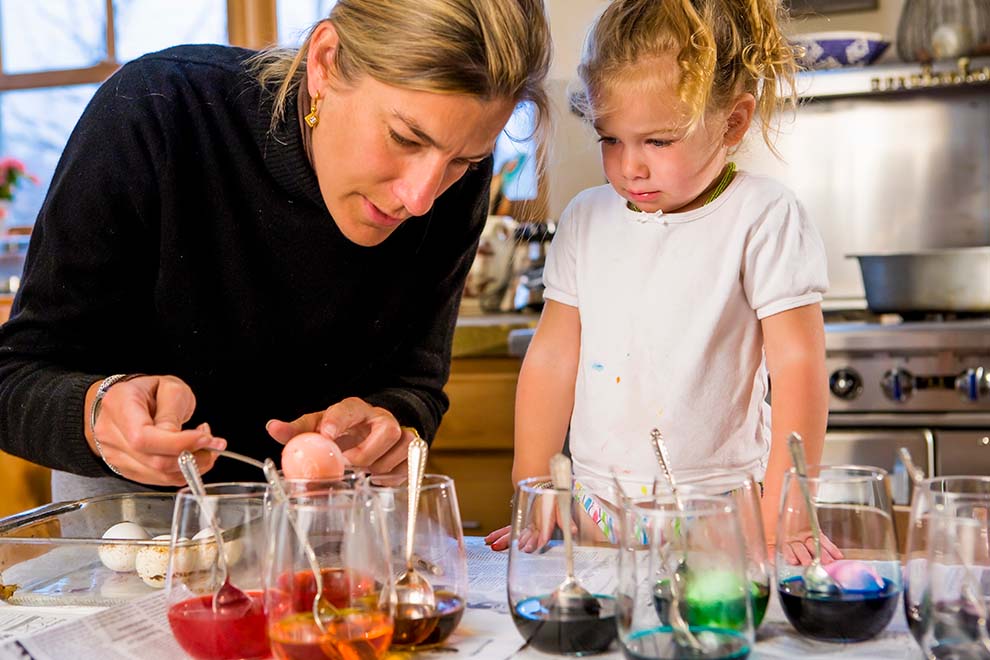 mãe e filha preparando as tintas caseiras na cozinha da casa delas 