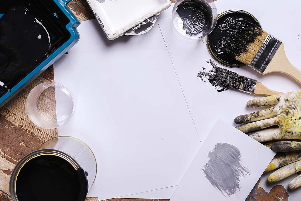 vários materiais de superficie para pintura com tintas pretas e materiais de pinturas 