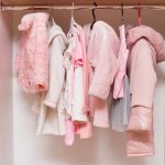 Roupas femininas pink organizadas em armário