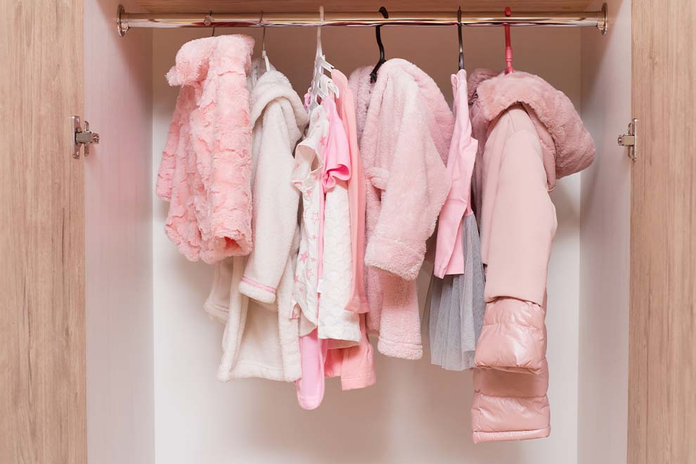 Roupas femininas pink organizadas em armário
