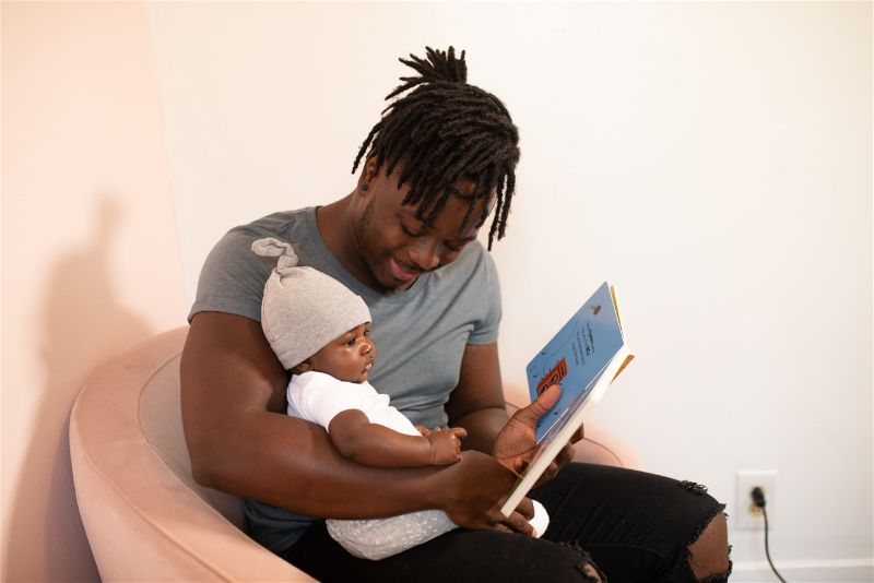 pai lendo ao filho bebê