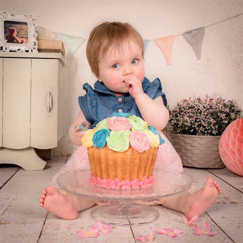 criança comendo bolo