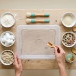 Mesa com ingredientes para confeitaria e utensílios