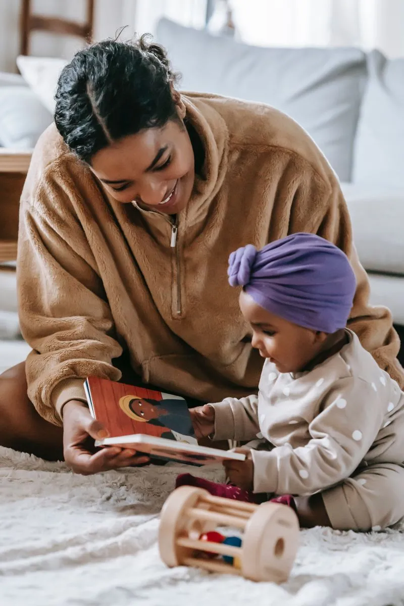 mãe lendo livro infantil para criança bebê 