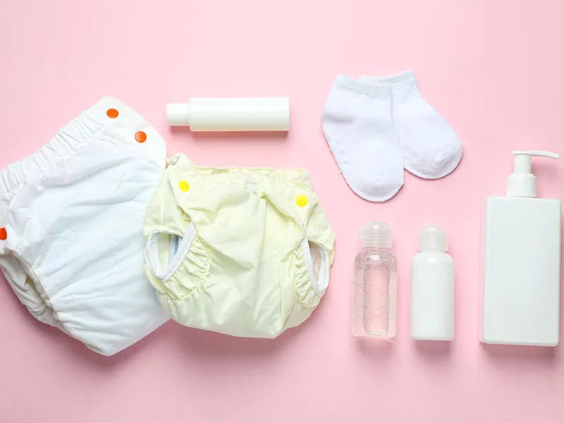 fraldas reutizáveis, meia de bebê e produtos de higiene