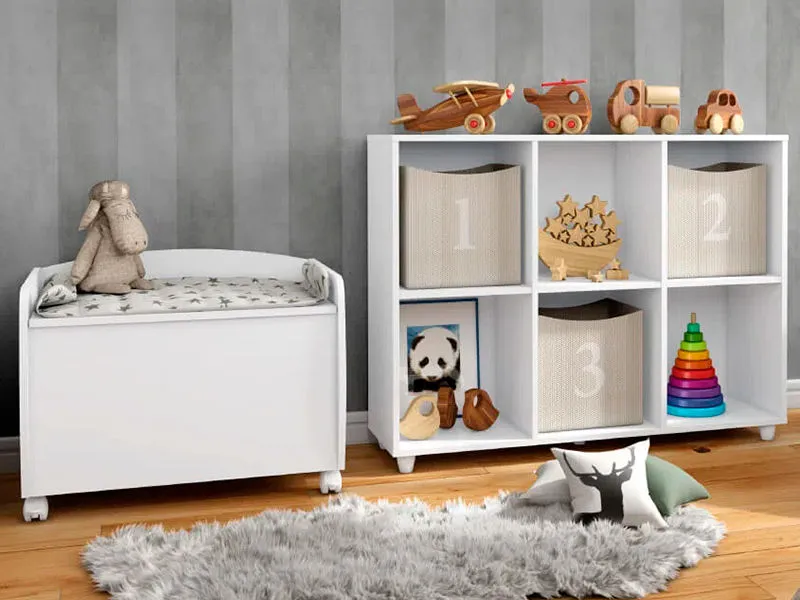 nicho infantil decorado com brinquedos e quadros