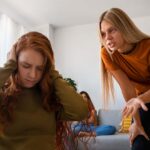 Discussão entre irmãs em sala de estar moderna.
