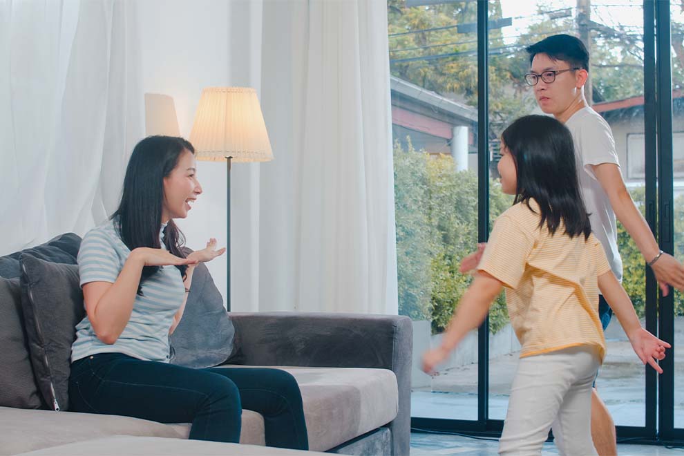 Família se divertindo na sala de estar