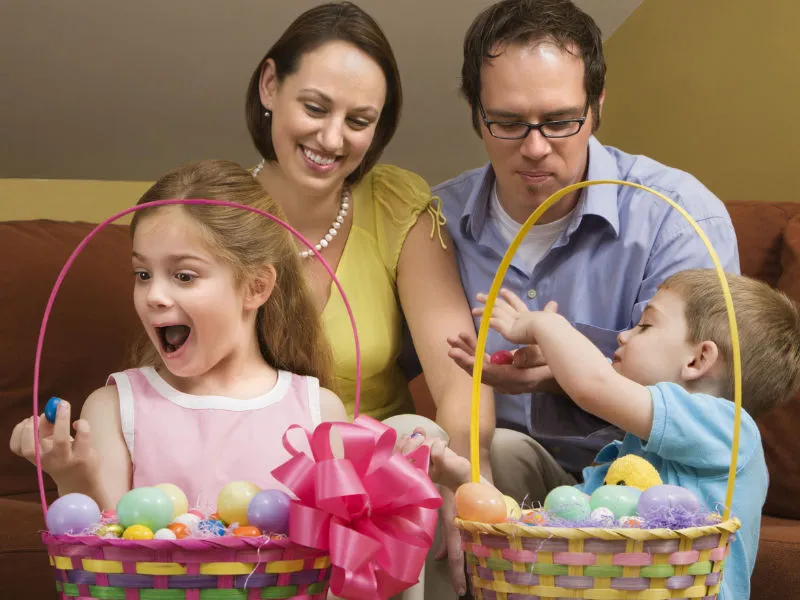 família contando ovos de páscoa em cesta