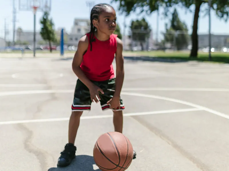 criança jogando basquete