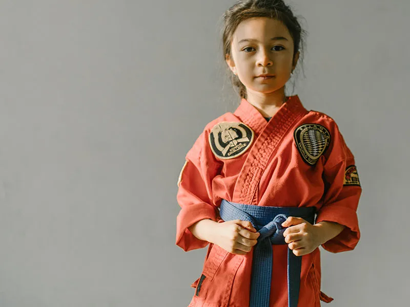 menina usa kimono de luta