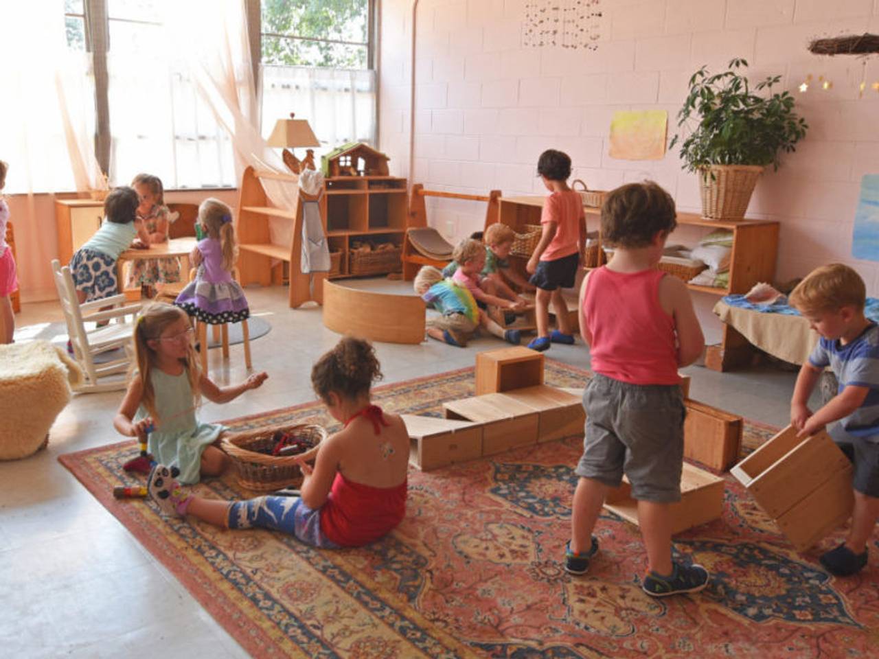 crianças se desenvolvem em sala montessoriana