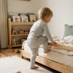 Criança subindo na cama em quarto decorado