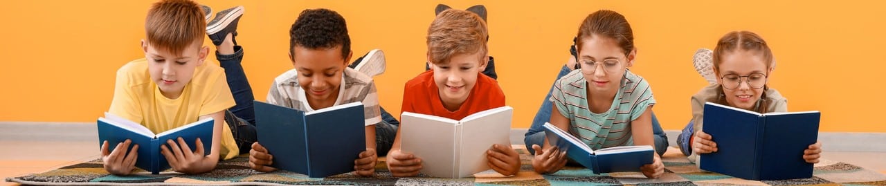menino lendo livro infantil