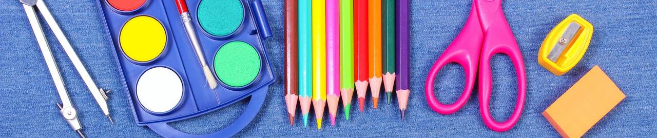 fileira de lápis coloridos com diferentes tons