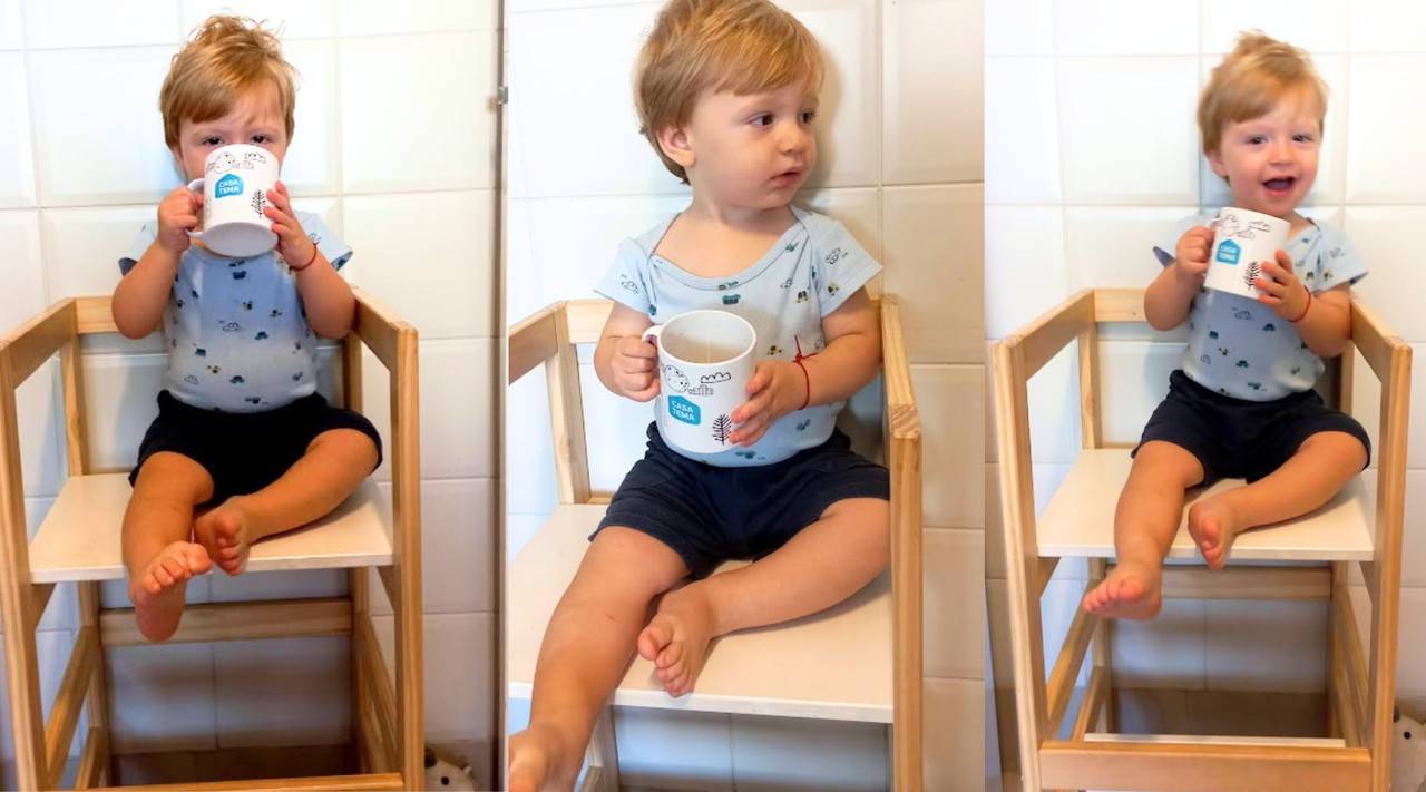 menino tomando leite sentado em uma torre de aprendizagem que vira um cadeirão