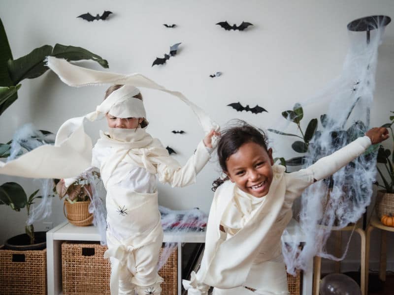 duas meninas brincando de mumia no hallowen