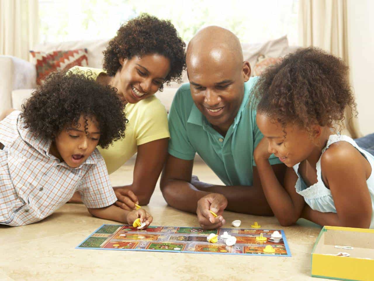 Família brincando com Jogos educativos