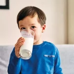 menino de 3 anos bebendo leite