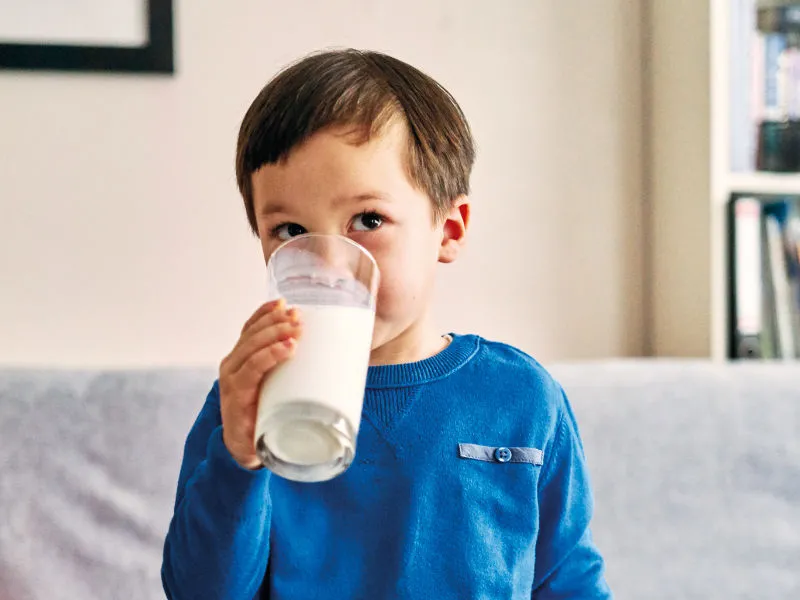 menino de 3 anos bebendo leite