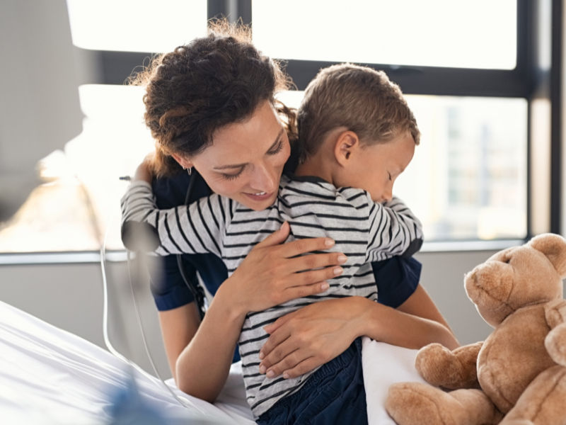 mãe abraçando uma criança de 4 anos