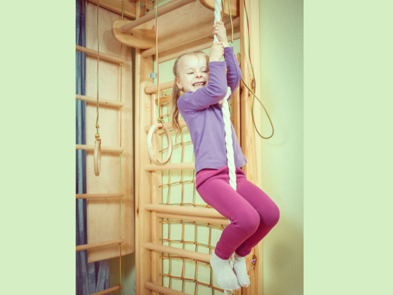 menina de 5 anos brincando de escalar