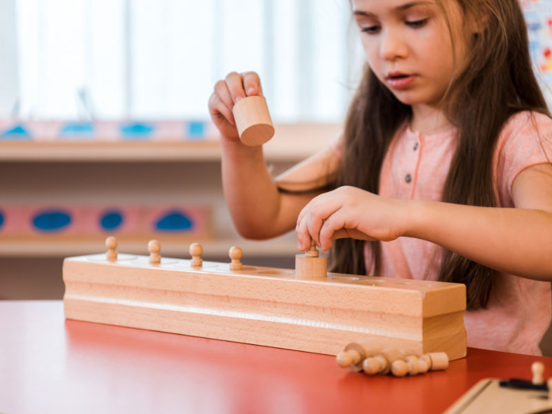 criança de 5 anos brincando com atividade que estimulam o desenvolvimento