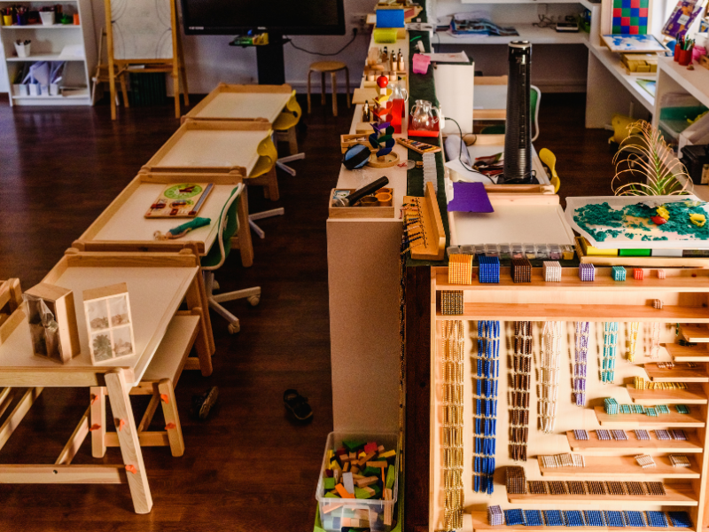 sala organizada de acordo com o método de Maria Montessori