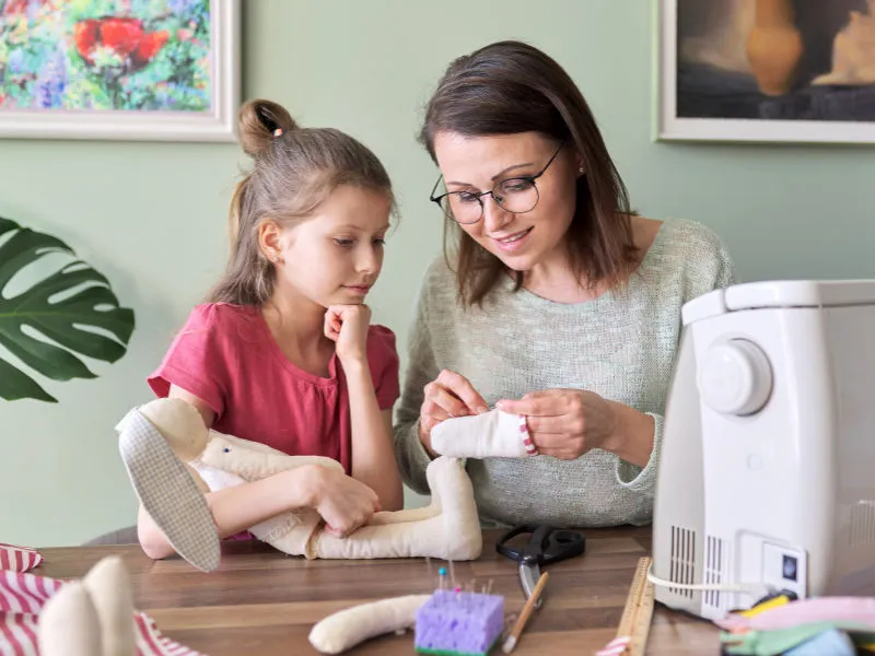 mãe e filha criando um fantoche juntas