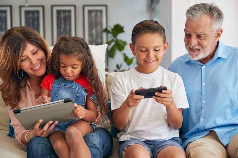 7 brincadeiras atuais para você, papai/mamãe, conhecer