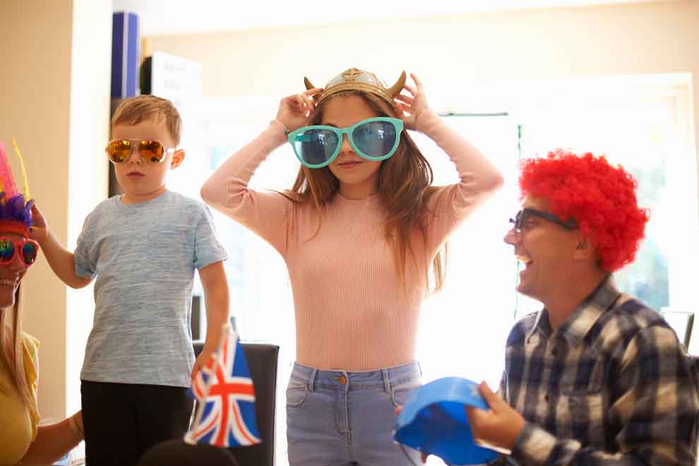 Crianças se divertindo com fantasias e acessórios coloridos