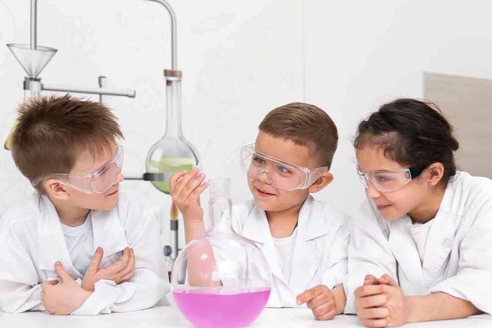 Crianças realizando experimento científico em laboratório