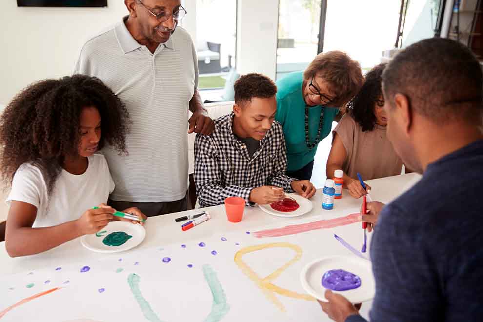 Família se diverte fazendo atividades artísticas juntos