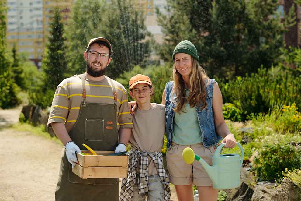 Família feliz cultivando um jardim comunitário