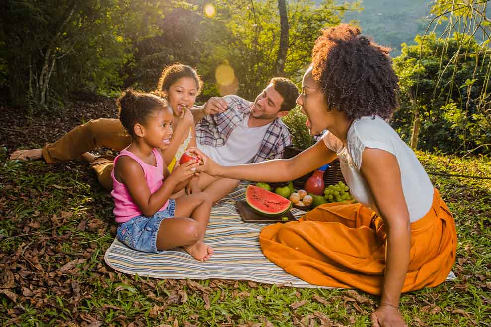 Família feliz fazendo piquenique na natureza