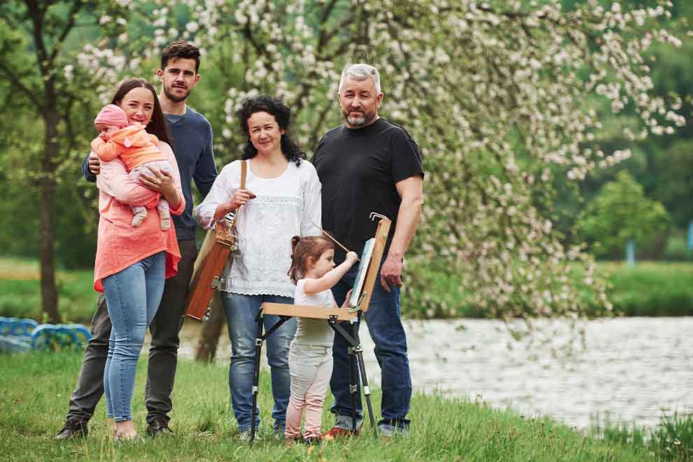 Família reunida ao ar livre perto de um lago